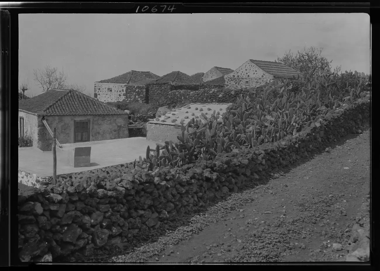 Lateral de una casa de campo con pila de piedra.